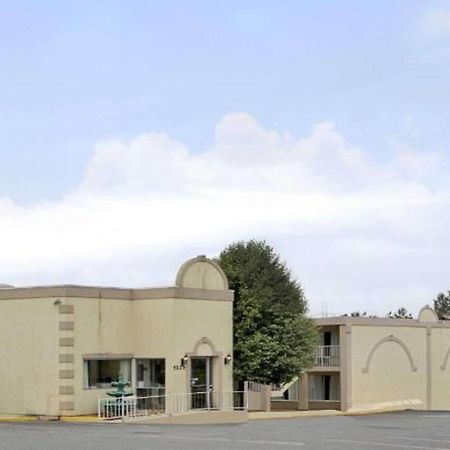 Rodeway Inn Concord Exterior photo