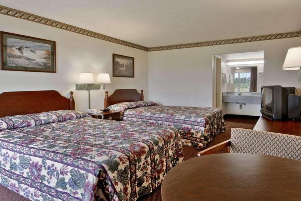 Rodeway Inn Concord Exterior photo